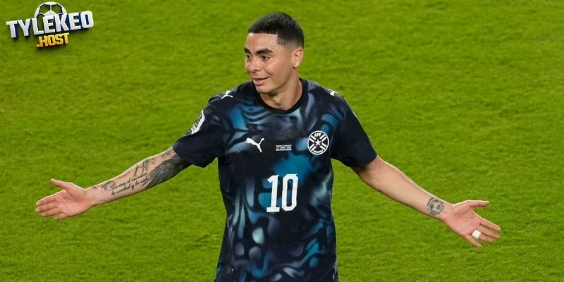 Miguel Almiron là cầu thủ đầu tiên bị phạt thẻ đỏ tại World Cup