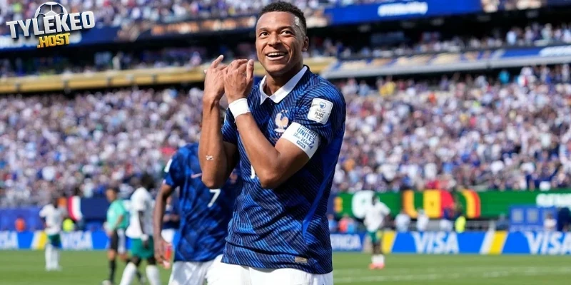 Pháp vượt qua vòng bảng nhờ cú đúp của Mbappe