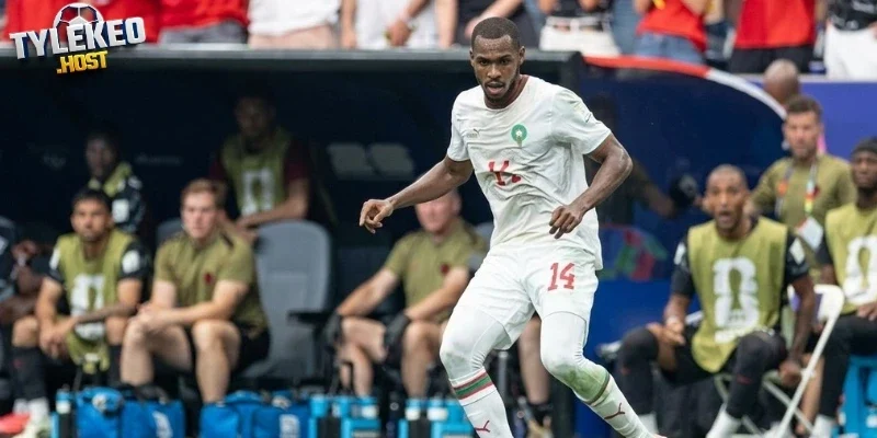 Lý do trung vệ Issa Diop không bị đuổi khỏi sân khi dùng tay che miệng